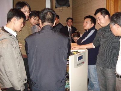 三菱UPS工程師給與會來賓介紹樣機