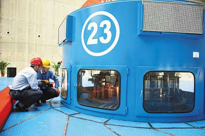 工作人員檢查正在穩定運行的23號機組。