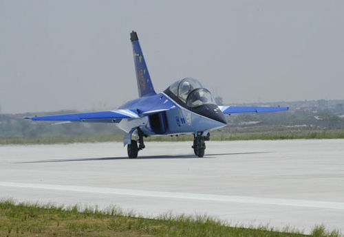 中國新一代超音速教練機獵鷹03號首飛成功[組圖]