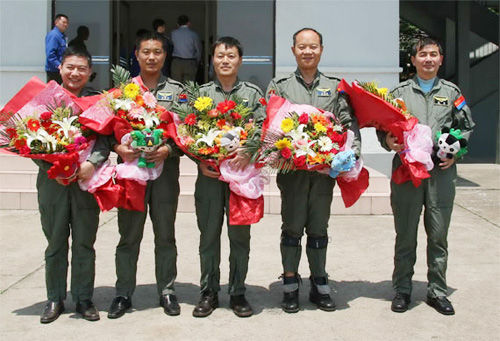 中國新一代超音速教練機獵鷹03號首飛成功[組圖]