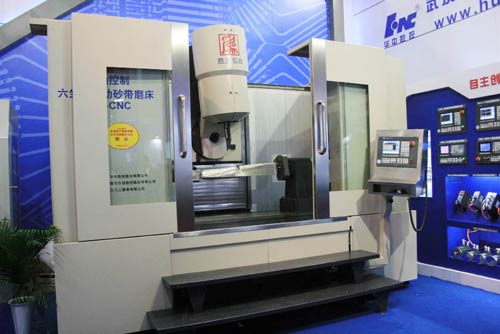 配置華中數控研製的高檔數控係統的TX6九軸六聯動數控砂帶磨床