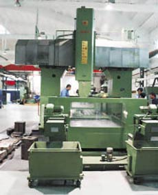 華中數控與桂林合作生產開發的五坐標聯動龍門銑床XK2136/3-5X在使用現場