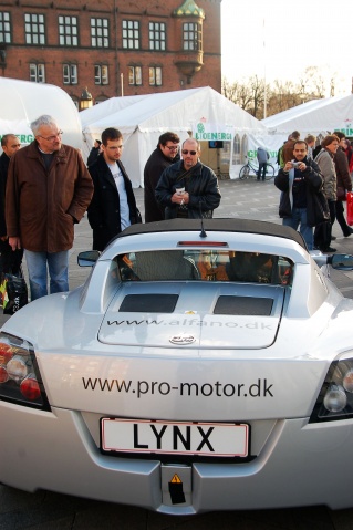 圖7為哥本哈根市政廣場正在展出的電動跑車，充電一次可跑300公裏，百公裏加速僅需2.8秒