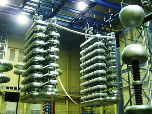 西電集團研製的用於三峽?上海±500kv直流輸電工程的晶閘管換流閥在試驗中