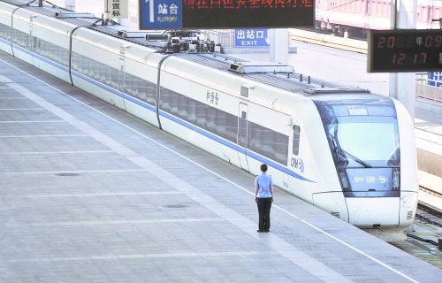 和諧號昨日抵渝，西南地區將進入高鐵時代。攝影 盧祥龍